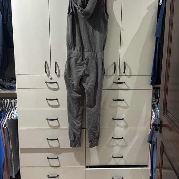 Monrow Green V-Neck Jumpsuit with Tapered Legs - Picture 4 of 6